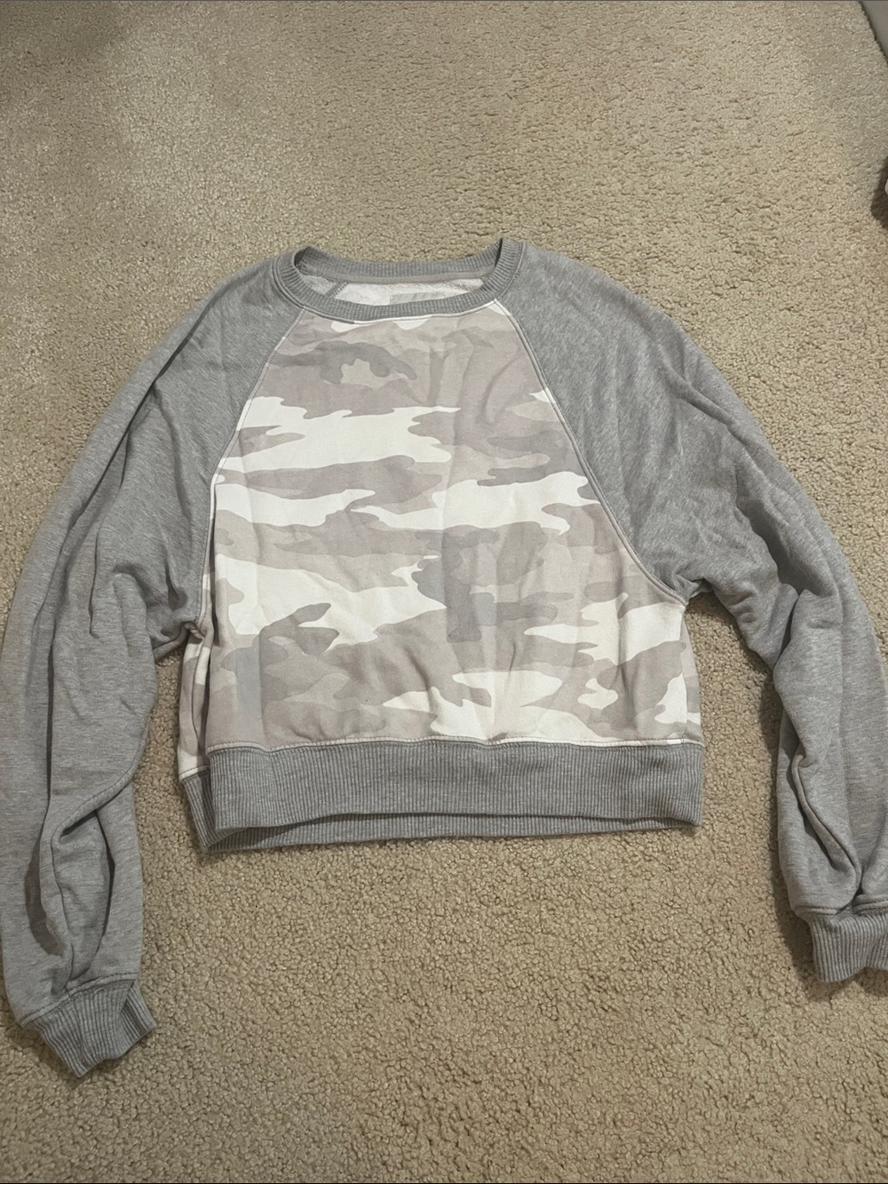 American Eagle Outfitters Gray Camo Cropped Sweatshirt